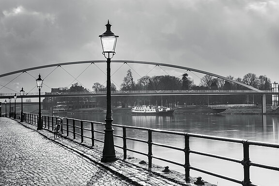 Roxy:grau,  Ein Bild mit Wasser und Brücke im Hintergrund.